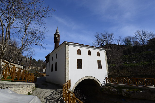 民宿老闆娘推薦的景點 - Kaçak Lütfiye Camii。一座跨越小溪的清真寺，建於 1880 年。旅遊書上沒見到，一般人的遊記也少見，但卻是除了鄂圖曼式建築外，最吸引我的景點。