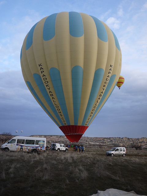 來到卡帕多奇亞 (Cappadocia) 的重頭戲就是搭熱氣球 (Balloon Tour)，一早熱氣球公司會派車來接，簡單用過早餐後便驅車前往稍遠空曠地帶準備升空，雖然現在是淡季，但沿路上、空中看到的熱氣球粗估有 30-40 顆，真不敢想像旺季時會有多麼壯盛了。