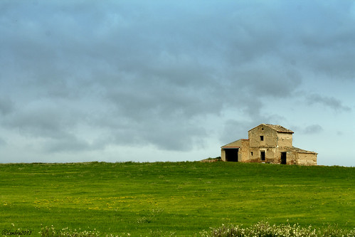 paisaje campo prado casona caserío lambán