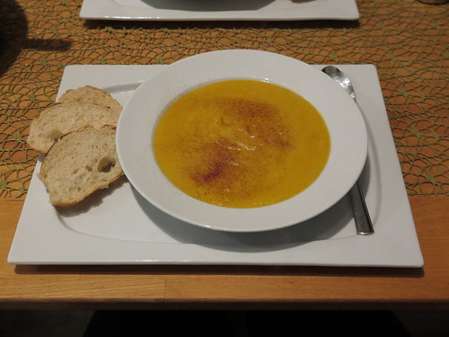 Butternut-Kürbis-Suppe mit Süßkartoffeln, Möhren und Zimt