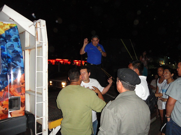 Desmontan tarima de Capriles en Puerto Ordaz