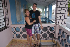 Armando y su hermana Eva en la su casa de Camajuaní. En esta zona ya no se ve la arquitectura colonial, sino esta fila de casas construidas en los 40 - 50. Provincia de Villa Clara, Cuba - 2013