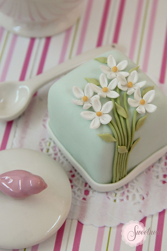 Daisies mini cake. www.sweetnessonline.co.uk