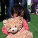 El oso del niño se llama OuiShare :)