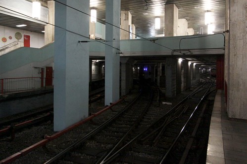 Line M1 tracks at Gara de Nord station, siding tracks diverge to the right