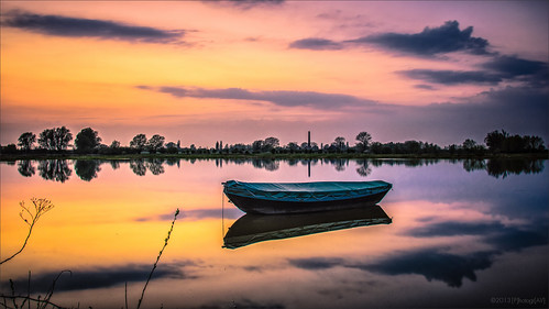 longexposure nightphotography sunset reflection water yellow nijmegen boot boat twilight zonsondergang purple nederland thenetherlands le geel paars nachtfotografie gelderland landen ooij ooijpolder ubbergen langesluitertijd oudewaal