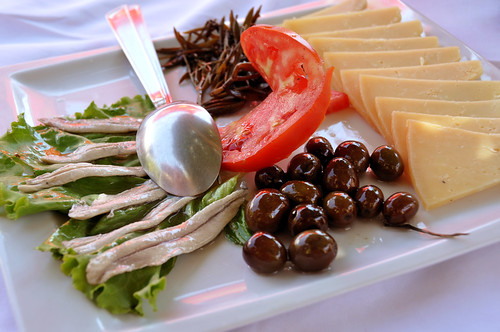 Ansjoser, tang, oliven og ost