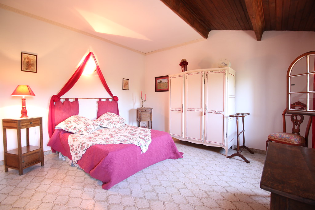provence uchaux bed breakfast les violettes bedroom