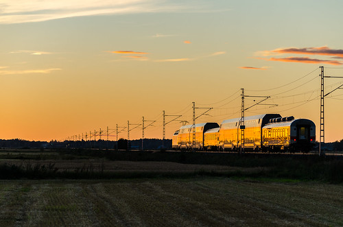intercity ic s49 electric locomotive sr2 sunset autumn fall september vr finnishrailways finland evening tele golden