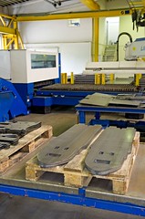 Помимо прочего на заводе в Родинге осуществляют производство и сборку основных деталей вилочных погрузчиков Crown, включая моноблочные вилы из высоколегированной стали