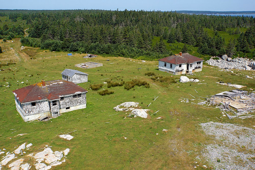 houses red lighthouse canada station rock buildings concrete island view harbour top sony free scene weathered lantern dennis jarvis loyalist carvings shelburne iamcanadian mcnutts freepicture dennisjarvis archer10 dennisgjarvis nex7 18200diiiivc caperoseway