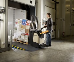 Crown WT 3000 powered pallet truck series wins iF Product Design Award 2011