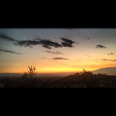 nice sunset tonight. #redlanda #mountains #sunset #latergram #cloudporn #igersredlands #iphoneonly #sundown #westcoastbestcoast #socal