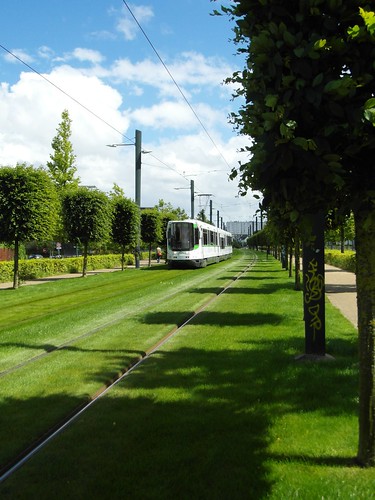 france frankreich tan tram lightrail streetcar tramway nantes öpnv orvault strasenbahn rasengleis ruealfrednobel
