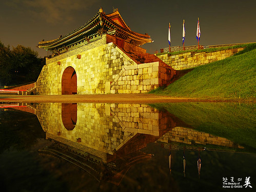 reflection landscape gate korea unesco southkorea hwaseongfortress hwaseomun unescoworldculturalheritage hwaseomungate