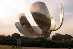 Buenos Aires - Recoleta: Plaza de las Naciones Unidas - Floralis Genérica