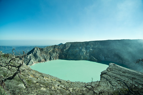 world mountain lake mountains beautiful indonesia java hiking acid hike east crater record sulfur acidic largest ijen
