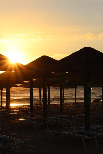 sunset sun color beach canon see tramonto ray estate sole ombrelloni spiaggia goldenhour lido raggi sabbia miramare composizione solari ombrellone licata bagnasciuga sdraia 55250 55250is poliscia puliscia