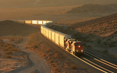 bnsf ge es44dc locomotive train glint sunrise goldenhour transcon ludlow california