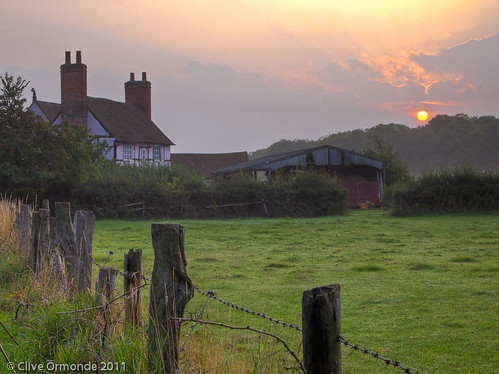 england farmhouse sunrise fence oxfordshire 2011 blurbbooks olympusep2 outinallweathers
