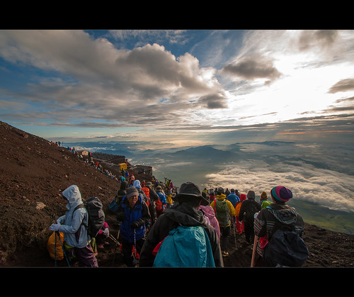 sunrise mtfuji climbers humantraffic altitudesickness