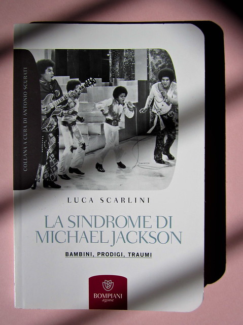 Luca Scarlini, La sindrome di Michael Jackson. Bambini, prodigi, traum. Bompiani 2012. Copertina: Paola Bertuzzi; progetto grafico: Poljstudio. Copertina (part.), 1