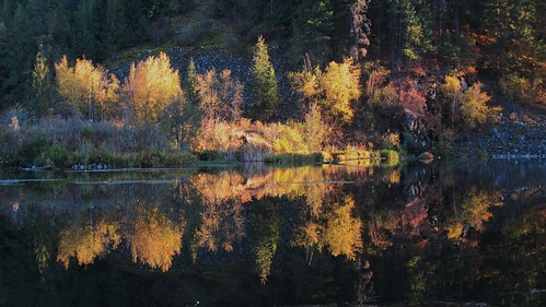 autumn trees orange lake reflection fall colors leaves yellow evening washington october rocks canyon waterscape chainlakes waterl marilynhassler omadarlingphotography