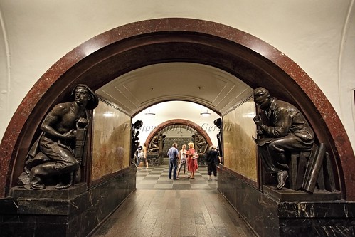 Revolution Square Metro Station (Площадь Революции станции метро)