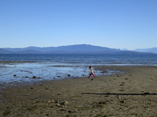ocean sea playing sand toddler child view mud footprints lowtide parksville rathtrevorbeach catrin striding