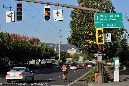 New bike only signal at MLK and Lloyd-2