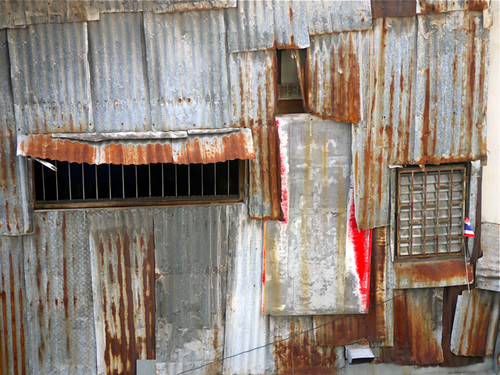 wall architecture thailand lumix rust asia southeastasia iron flag august panasonic vernacular g2 johnstory corrugated 2012 hatyai 0812 js63 ประเทศไทย ไทย เมืองไทย lumixg vario45200mm oznasia