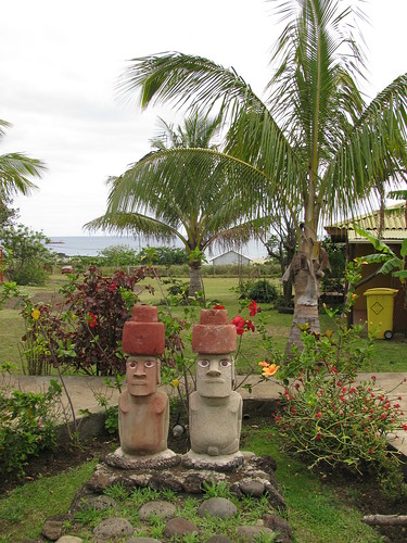 Réplica de moais en Cabañas Manu Nui Inn