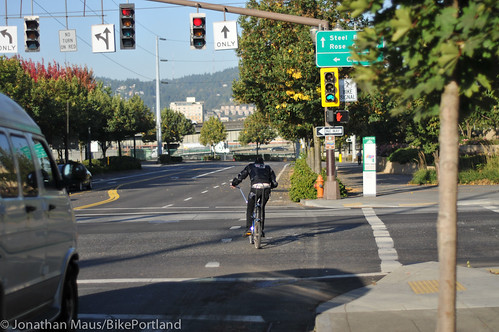 New bike only signal at MLK and Lloyd-3