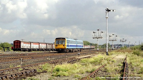 train diesel railway britishrail pacer passengertrain dmu class142 northlincolnshire barnetby 142085 wrawbyjunction
