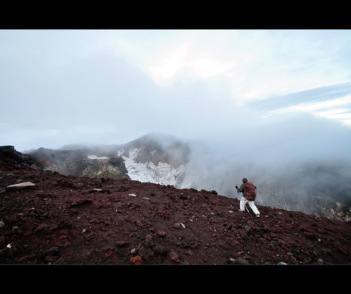 sunrise mtfuji climbers humantraffic altitudesickness