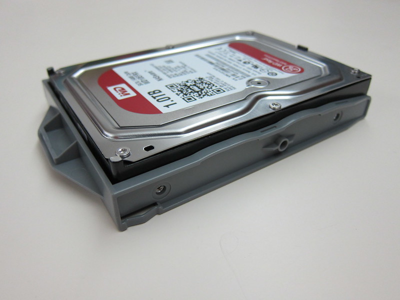DS413j - Mounting The WD Red 1TB On The Drive Bay