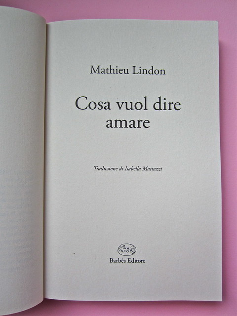 Mathieu Lindon, Cosa vuol dire amare; Barbès 2012. [resp. grafica non indicata]; fotog.: A. Robbe-Grillet, C. Simon, C. Mauriac, J. Lindon, R. Pinget, S. Beckett, N. Sarraute, C. Ollier, 1959 © M. Dondero. Frontespizio (part.), 1