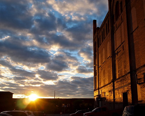 columbus ohio downtown city urban brewery district sunset sundown evening warehouse parking lot sky clouds sun flare sunlight building golden hour