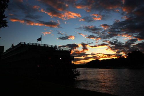 sunset minnesota silhouette mississippiriver riverboat paddlewheel redwing leveepark queenofthemississippi