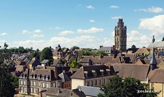 On explore l’ancien donjon de Verneuil-sur-Avre : la Tour Grise. De la haut, la vue est superbe 📷 !  Team @okvoyage #okvoyage #verneuilsuravre #cityscape #cityview #normandie #normandietourisme #normandy #igersnormandie #france #ig_france #magnifiq