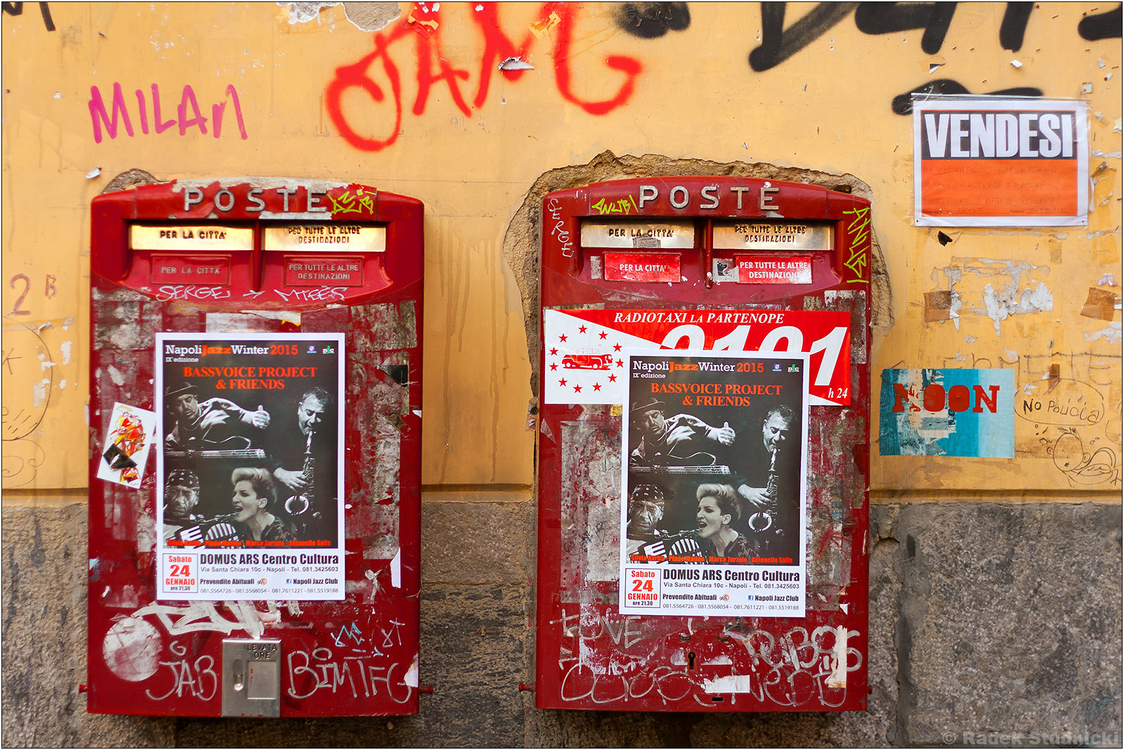 Pomazane ściany i skrzynki pocztowe w Neapolu