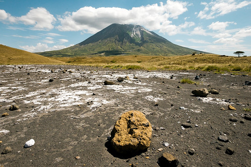 nachmittag vulkan sand baum lakenatron himmel tansania arusha berg engaresero wiese krater stein tza