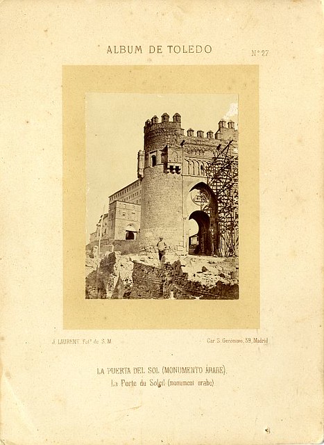 Restauración de la Puerta del Sol hacia 1865. Fotografía de Jean Laurent incluida en un álbum sobre Toledo © Archivo Municipal. Ayuntamiento de Toledo