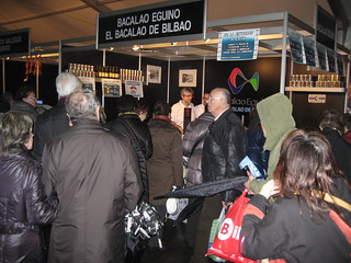 Numeroso público se interesa en el stand de El Bacalao de Bilbao.