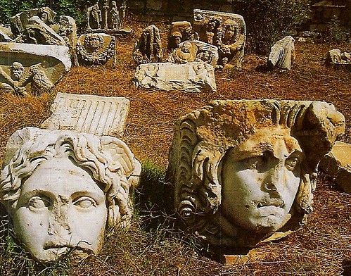 Todo el entorno de las ruinas de Afrodisias está plagado de imponentes esculturas que un día dieron vida a la ciudad.
