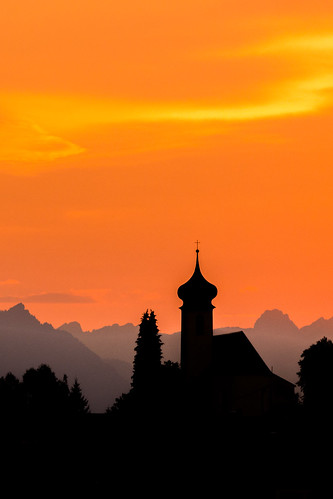 kirche pfarrkircheheiligeroswald silhouette österreich austria alps sonnenuntergang abendrot berge orange klostertal dalaas alpen vorarlberg at