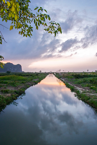 sunset reflection landscape island golden vietnam reflet hour asie paysage fleuve catbaisland île coucherdusoleil catba earthasia vietnamdunord