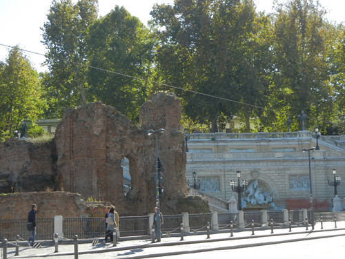 DSCN3193 _ Ruins in Bologna, Italia, 16 October