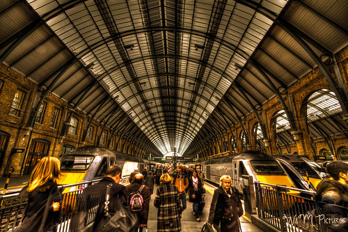 people london station train canon dark traffic trainstation 7d handheld nik kingscross parallel 1022mm hdr photomatix blinkagain hdrefex me2youphotographylevel1