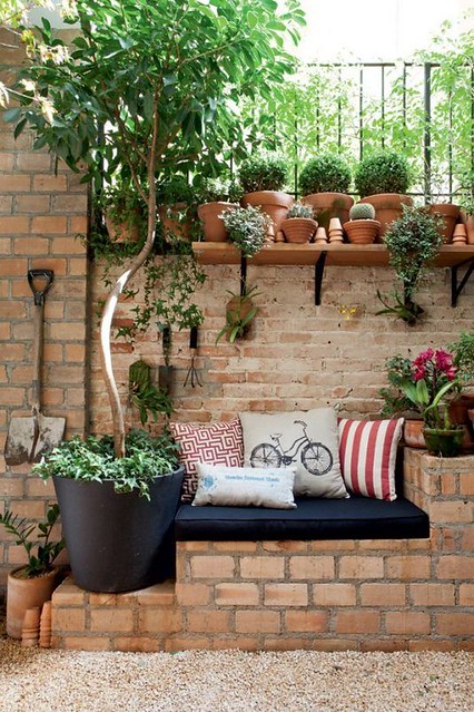 10 Brilliant Ideas to Decorate Your Yard With Bricks